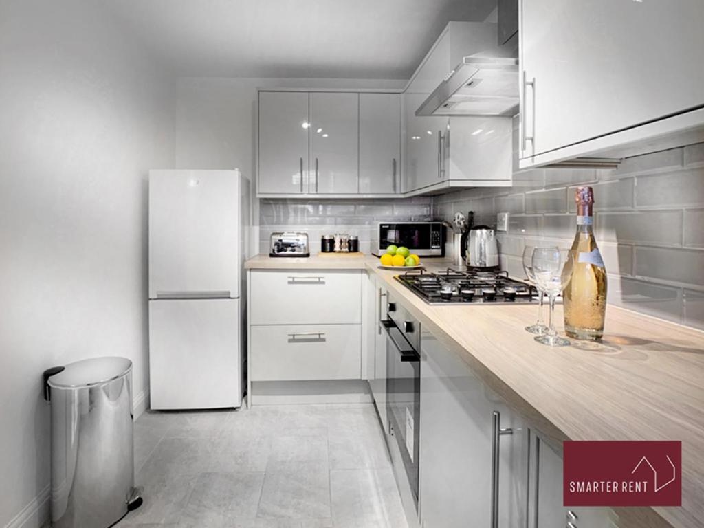 Апартаменти Wokingham - 2 Bed Modern House - Parking Екстер'єр фото